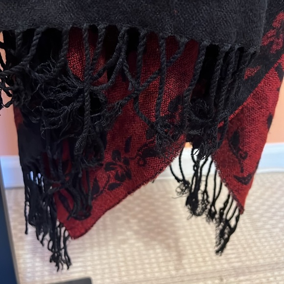 Reversible damasks pattern shawl with fringe One Size - Picture 5 of 8